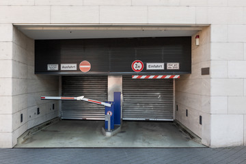 Einfahrt in die Tiefgarage Parkplatz 