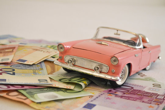 Bargeld, Geldscheine f&uuml;r Autokauf, Finanzierung und Darlehen f&uuml;r KFZ