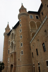 Fototapeta na wymiar Tours du Palais ducal à Urbino, Italie