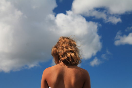 Himmel, moln och en ton&aring;ring