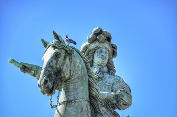 Obraz premium PALOMA SOBRE ESTATUA