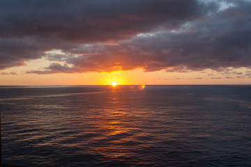 Obraz premium Zachód słońca nad oceanem