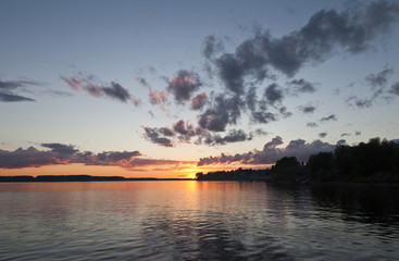 Тихий вечер. Закат на озере