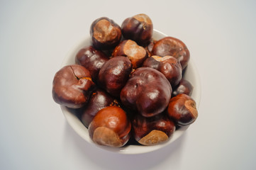Kastanien in einer weißen Schale