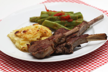 Lammcarree mit Kartoffelgratin und Bohnen