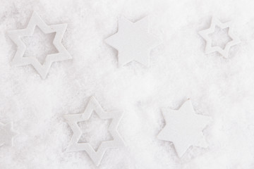Weiße Sterne im Schnee