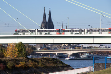 Kölner Dom hinter Brücke