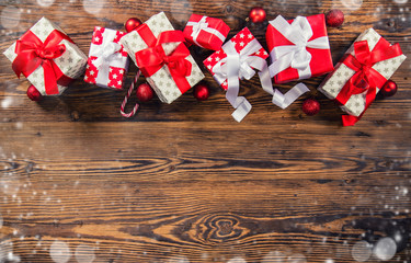 Fototapeta na wymiar Christmas gift boxes placed on wooden planks