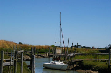 VOILIER DANS LA RADE