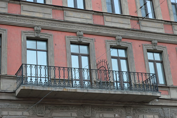 Obraz premium Old balcony with stucco mouldings and bars on the building