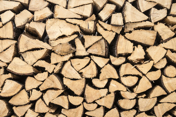 Holzstapel mit Brennholz