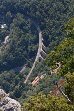Viaduc du Riou de Gourdon vu des hauteurs du village de Gourdon dans les Alpes-Maritimes, France