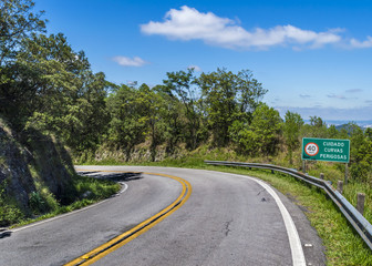 Placa de sinalização de trânsito indicando curvas perigosas