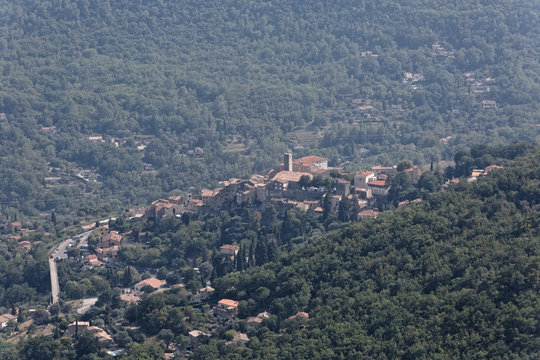 Le village de Le Bar sur Loup reconnaissable &agrave; son clocher de l'&eacute;glise St-Jacques le Majeur, Alpes-Maritimes, France