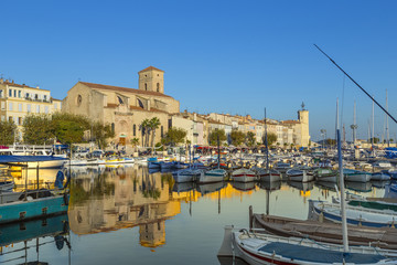 Fototapeta na wymiar Yachts reflecting in blue water in the old town port of La Ciota