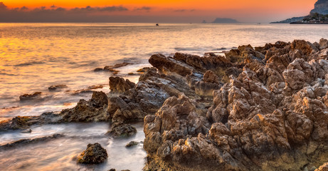 Morgensonne am Meer von Sizilien bei Palermo am Monte Pellegrino. Rot Orange Farben des Sonnenaufgangs in Italien