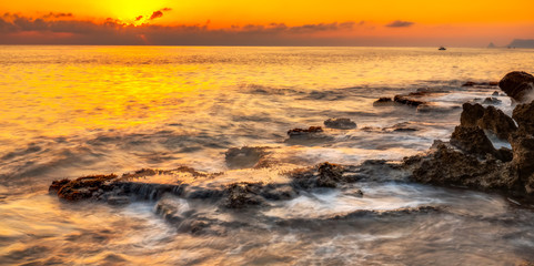 Morgensonne am Meer von Sizilien bei Palermo am Monte Pellegrino. Rot Orange Farben des Sonnenaufgangs in Italien