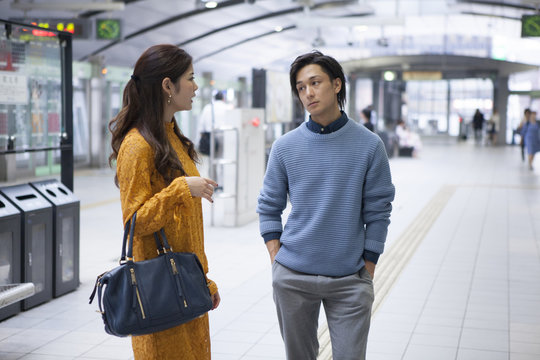 The couple are in the platform of the station