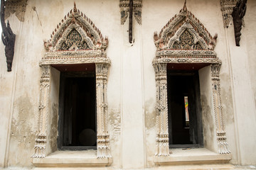 Fototapeta na wymiar Ancient big windows of ancient temples are older than 200 years,Thailand