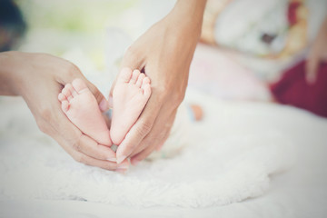Obraz na płótnie Canvas Newbron Baby feet in the mother hands.