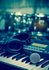 Fototapeta na wymiar microphone on music keyboard with music brand blurred background