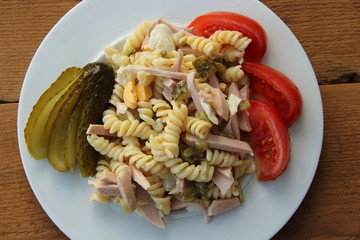 Nudelsalat auf Teller mit Gabel