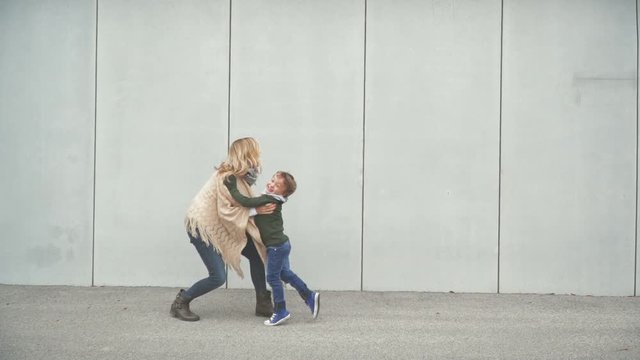 mutter und sohn laufen aufeinander zu