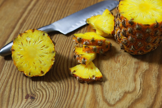 pineapple slices cut knife