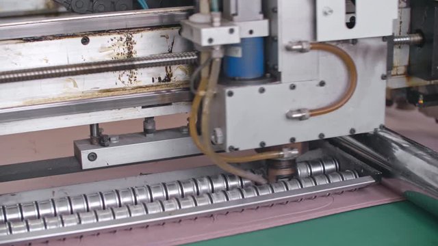 Automated machine cutting out insoles from rubber material 