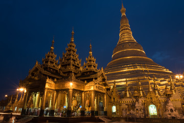 Fototapeta premium Shwedagon pagoda in the evening 