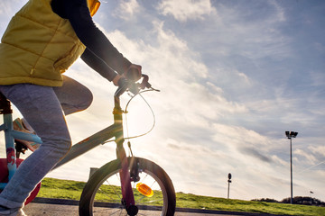 jeune fille sur son vélo