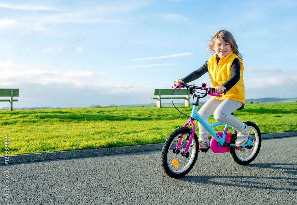 Wall mural jeune fille sur son vélo