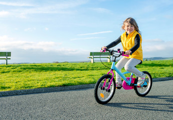 jeune fille sur son vélo