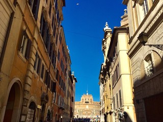 Fototapeta na wymiar Roma, vicolo del Quarto verso Castel Sant'Angelo