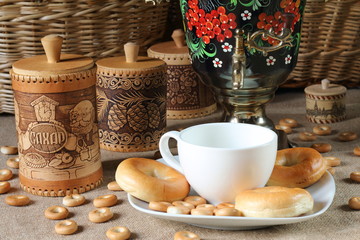 Самовар, кружка, выпечка и домашняя утварь.