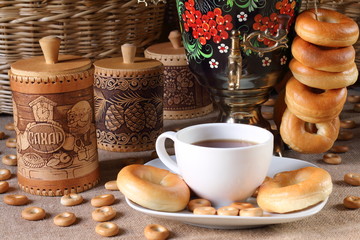 Кружка с чаем, выпечка и домашняя утварь.