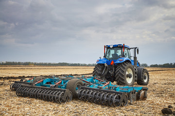 Obraz premium Tractor working in field