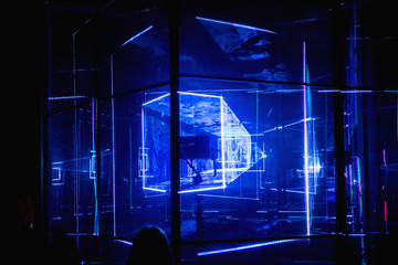 Rayons abstraits texture de fond bleu futuriste, lumières laser bleues, résumé