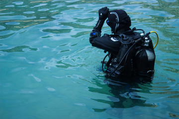 Taucher in der Bucht von Xlendi, Gozo, Malta