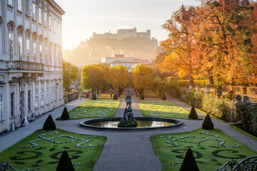 Obraz premium Ogród Mirabell w Stadt Salzburg rano jesienią, Salzburg, Austria
