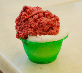 Italian icecream: limone & frutti di bosco on the green cup