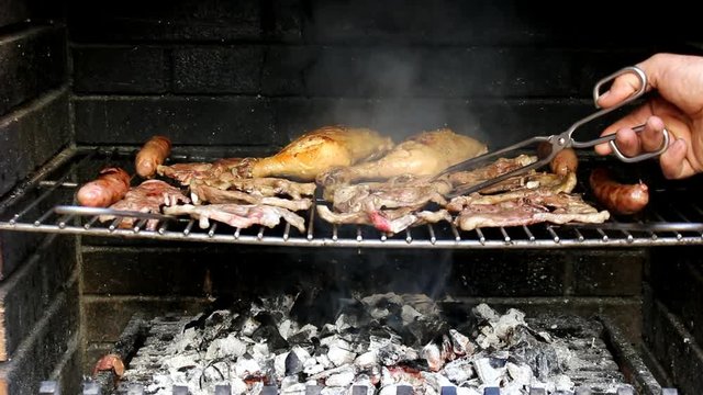 Barbacoa de carne en el jard&iacute;n