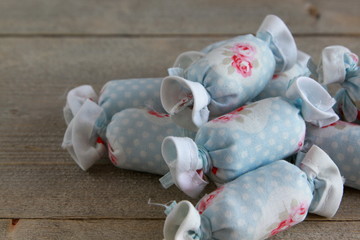 Stoffbonbons zur Dekoration 