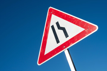 Deutsches Verkehrszeichen: einseitig (rechts) verengte Fahrbahn