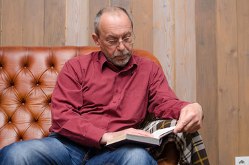 Fototapeta premium man reading a book