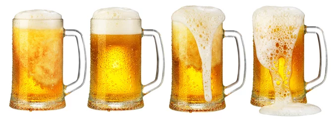 Selbstklebende Fototapete Bier kalter Krug Bier mit Schaum isoliert auf weißem Hintergrund