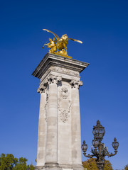Fototapeta na wymiar Statue du Pont Alexandre III à Paris