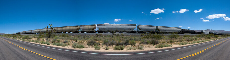 Fototapeta na wymiar Panorama eines sehr langen Güterzugs in der Mojave Wüste, Kalifornien