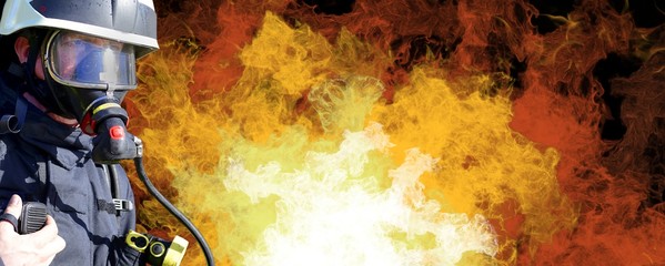 Feuerwehrmann umhüllt von Rauchgasen durch Flashover