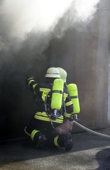 Feuerwehrmann umhüllt von Rauchgasen durch Flashover